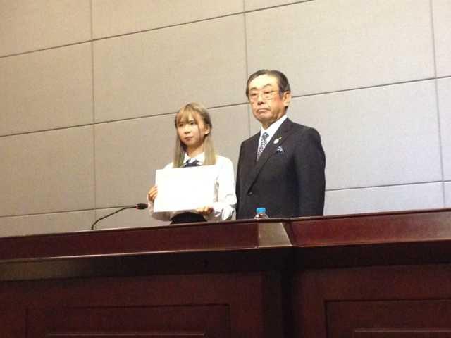 (图为日本“福山通运”小丸成洋社长为吴思敏同学颁奖)